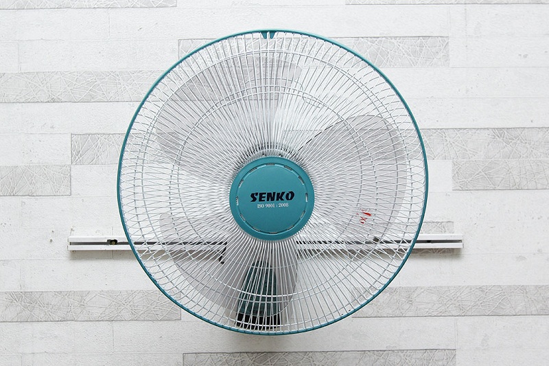 Quạt treo tường Senko TR828