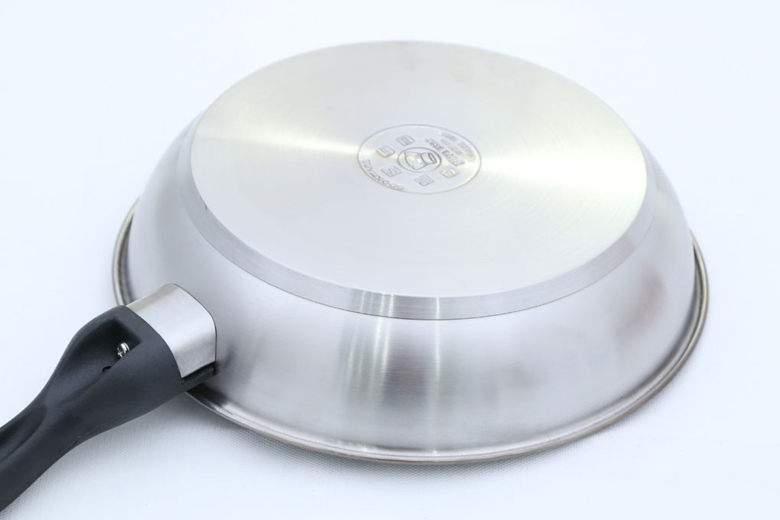 Đáy chảo 3 lớp. Lớp inox 430 ngoài cùng có đặc tính nhiễm từ, lớp nhôm ở giữa giúp thu nhiệt nhanh và dẫn nhiệt tỏa đều, lớp inox 430 trong cùng ít bị oxi hóa, ít phản ứng với thức ăn, đảm bảo an toàn.